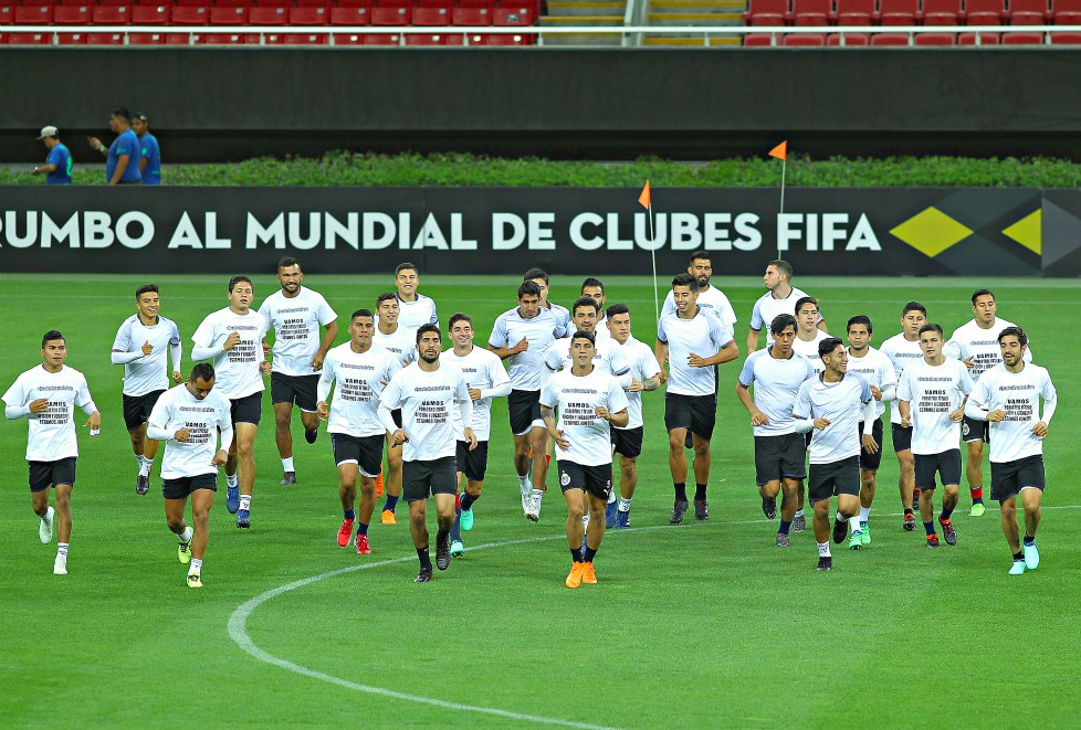Chivas entrenó anoche con camisas con protesta contra la directiva por la falta de pago de las primas económicas por los títulos de 2017.