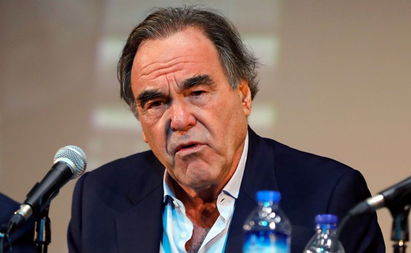 E cineasta Oliver Stone criticó la visita de Emmanuel Macron a Washington. (AFP)