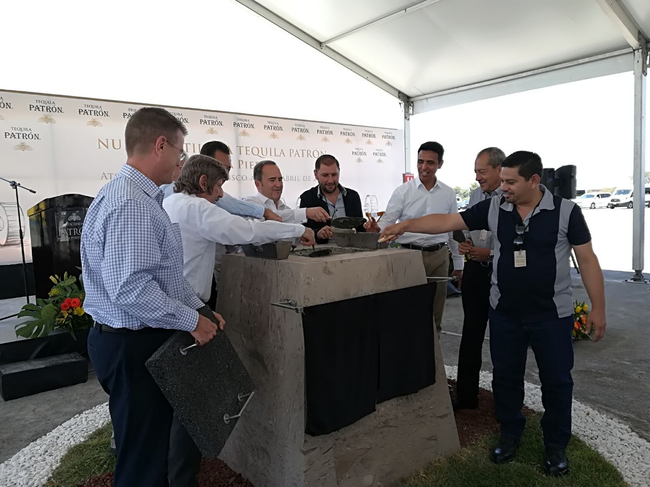 Hoy se colocó la primera piedra en lo que será la nueva planta de Tequila Patrón en Atotonilco. (Jorge Velazco)