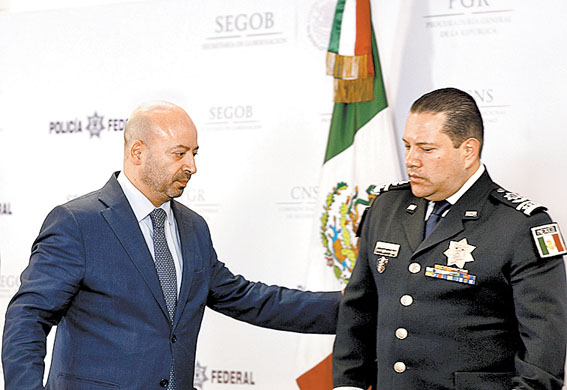 El comisionado Renato Sales y Manelich Castilla, titular de la PF. (Héctor Téllez)