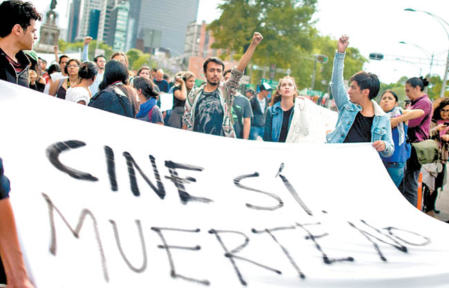 Parte del contingente que marchó del Ángel de la Independencia a la Secretaría de Gobernación. (Simón Sánchez)