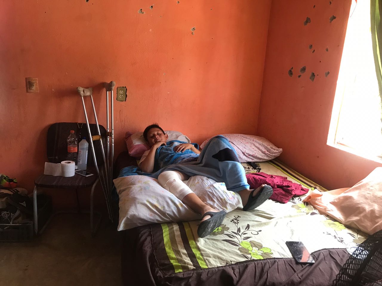 Debido a que no cuenta con recursos la lesión  empeoró con una infección.