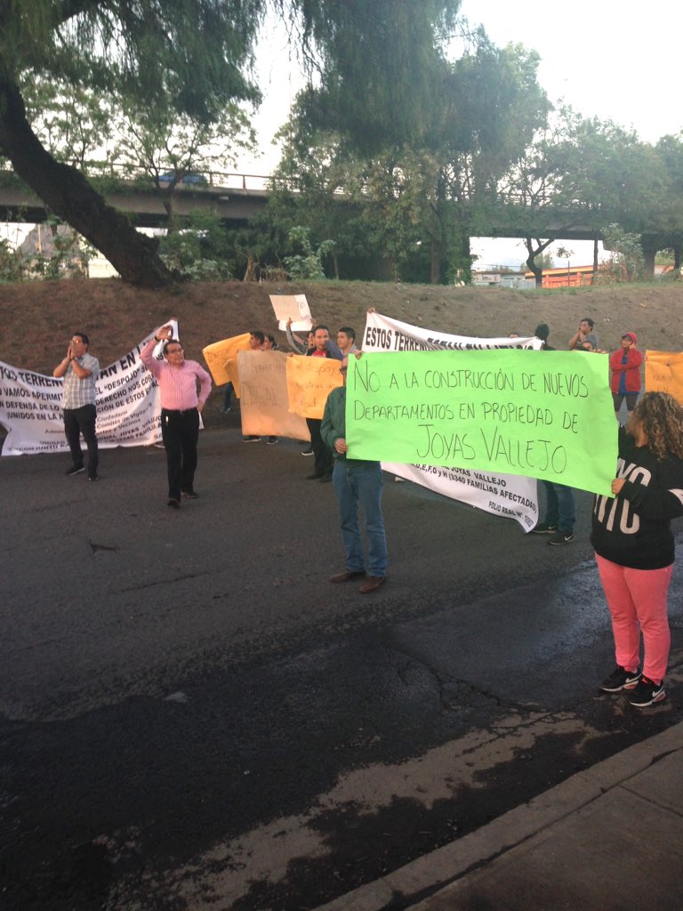 Los inconformes protestaron en calles de la colonia Joyas Vallejo. (Tomada de Twitter)