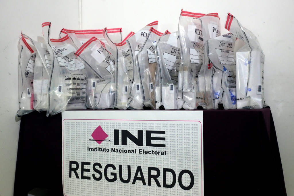 El INE Puebla llevó a cabo el resguardo en bóveda de seguridad de las credenciales para votar no recogidas por sus titulares.