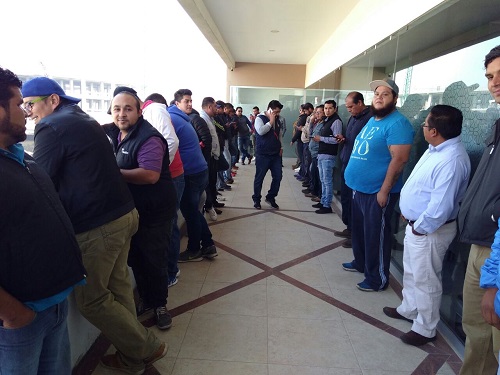 Operadores de la empresa de transporte en sus oficinas en la localidad. (Alondra Ávila)