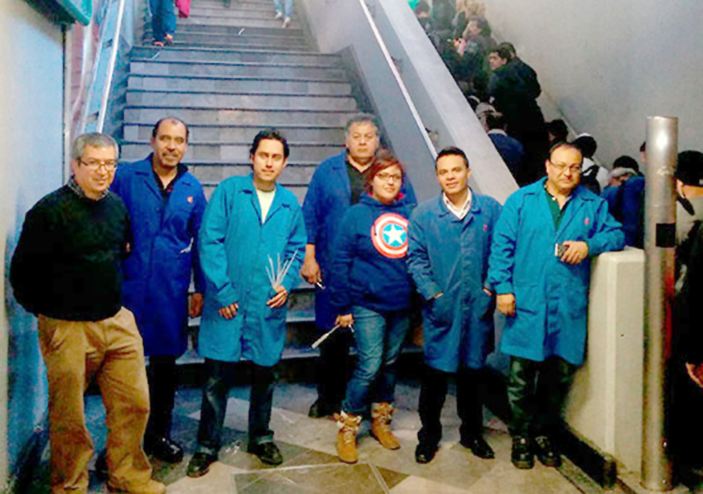 Pablo Vera Alfaro (i), científico del Cicata, probó el método en la estación San Lázaro del Metro de CdMx. (Especial)