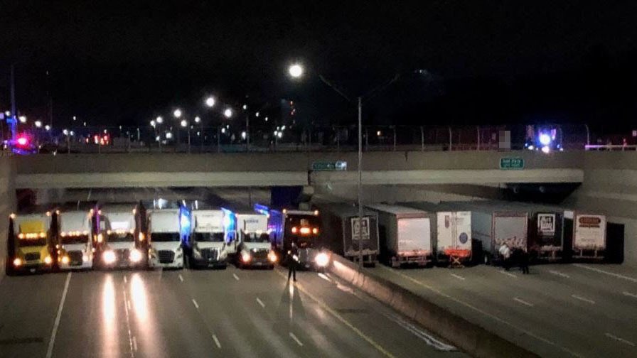 La policía y los conductores de 13 tráileres salvaron la vida de un hombre en Detroit. (Foto: Twitter @mspmetrodet)