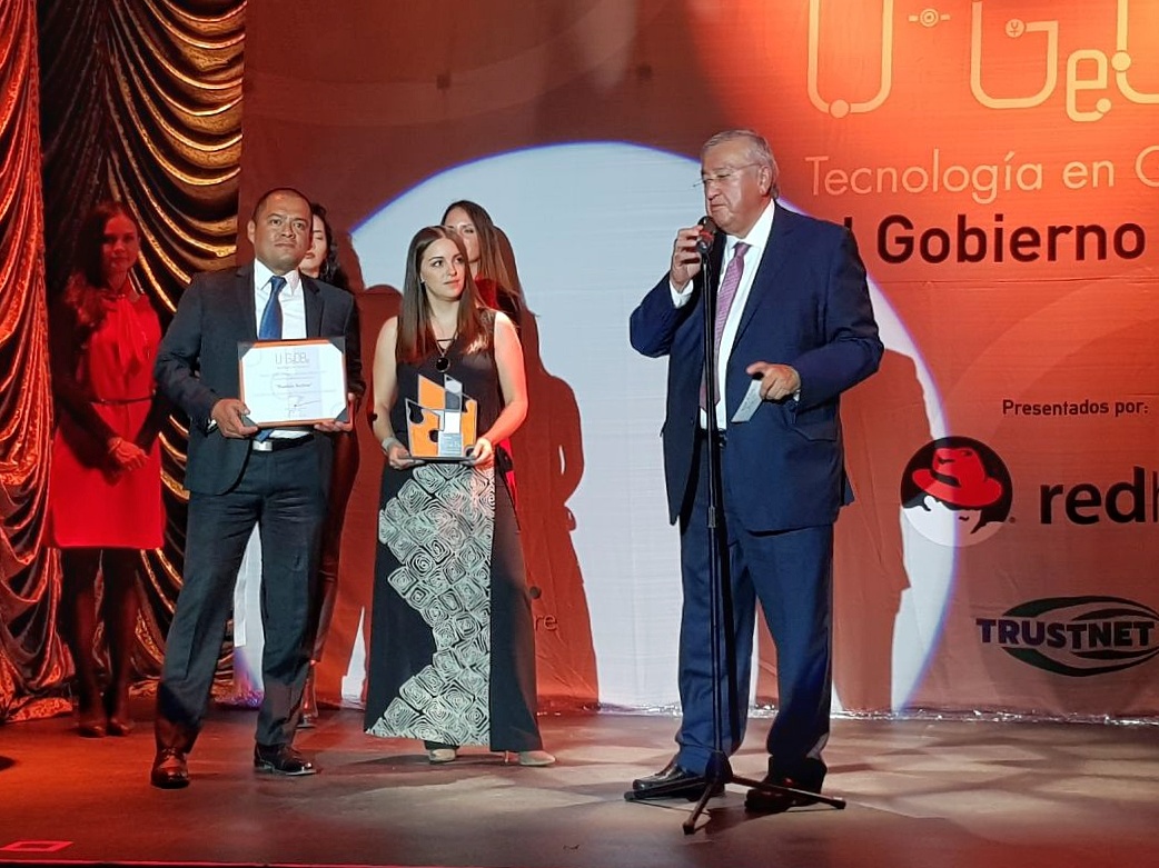 Raúl Sánchez Kobashi, Jefe de la Oficina del Ejecutivo, recibió el galardón otorgado por Carlos Castañeda Girón, Director General de la revista U-Gob