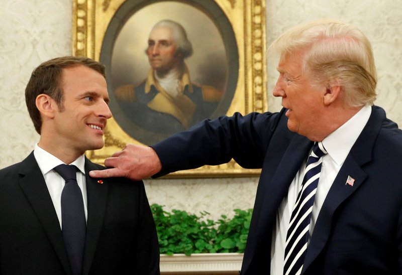 Trump sacudió el hombro de Macron y manifestó que quería que estuviera "perfecto". (Reuters)