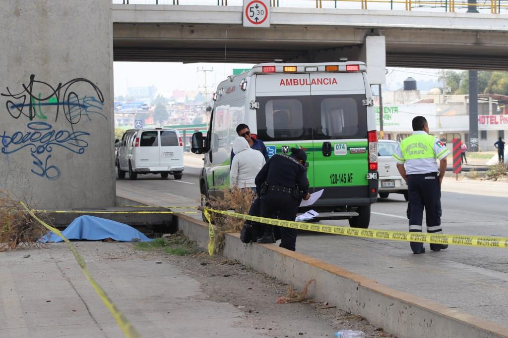 El cadáver de un hombre con el rostro golpeado, fue localizado la tarde de este jueves en el camellón central de la autopista México-Puebla, a la altu