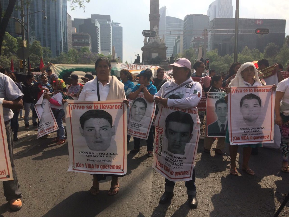En la glorieta del Ángel ya se concentran algunas personas para exigir justicia por la desaparición de los estudiantes desaparecidos.