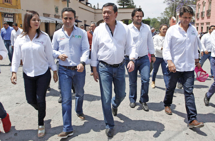 El ex gobernador hidalguense acompañó en sus actividades proselitistas a los candidatos al Senado de la coalición Todos por México. (Cortesía)