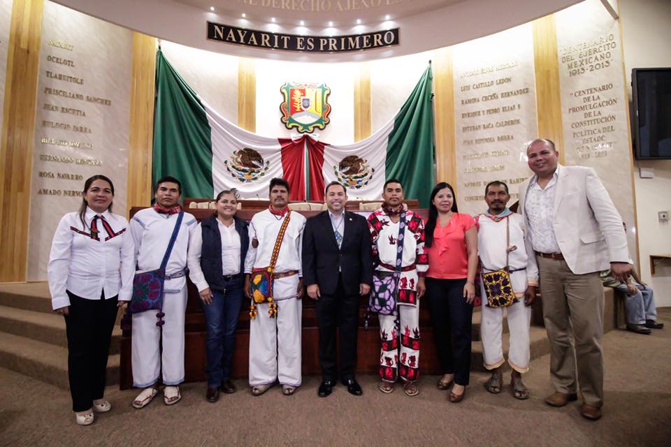 Huicholes y diputados nayaritas tras la anexión territorial del pasado 18 de abril. (Cortesía La Voz del Norte)