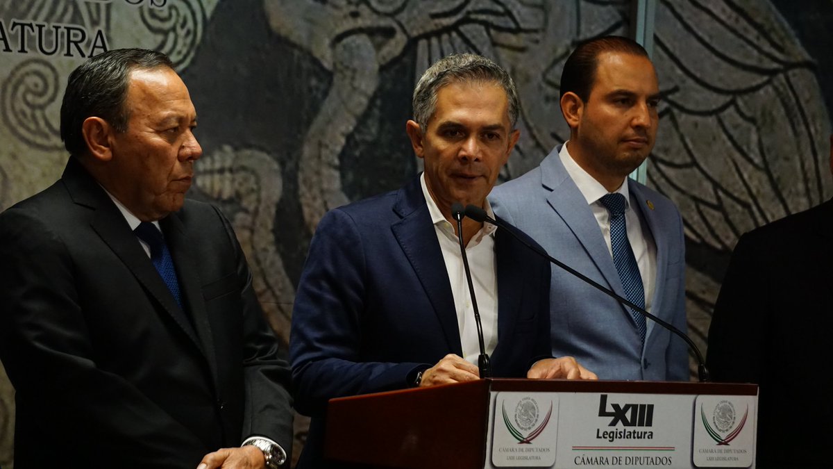 Mancera pidió a los jóvenes a señalar mejoras en su iniciativa.