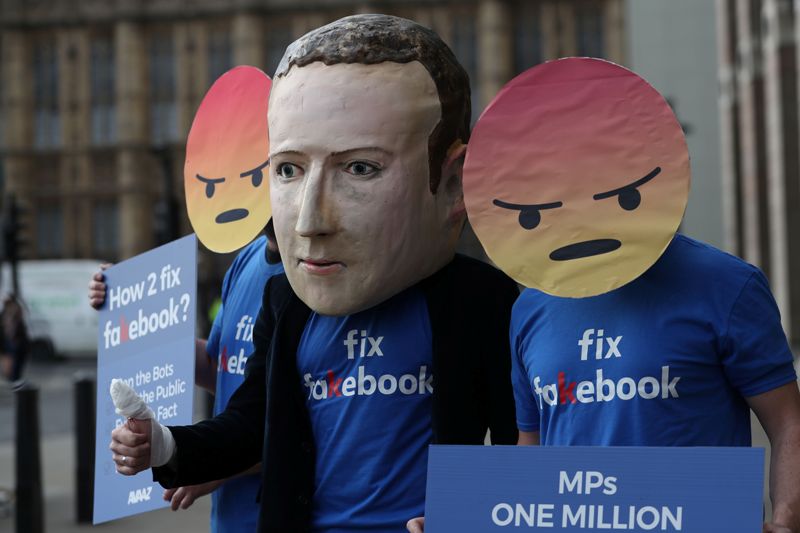 Manifestantes protestan frente a la Casa Portcullis, donde el jefe de tecnología de Facebook, Mike Schroepfer, es interrogado. (AFP)