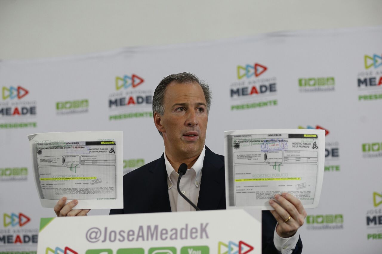 Meade presentó documentos para acreditar que AMLO es dueño de dos departamentos. (Héctor Tellez)