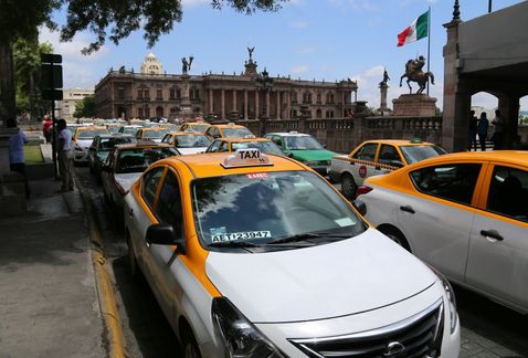 Este miércoles cientos de taxistas protestaron y cerraron calles y avenidas del centro. (Leonel Rocha)