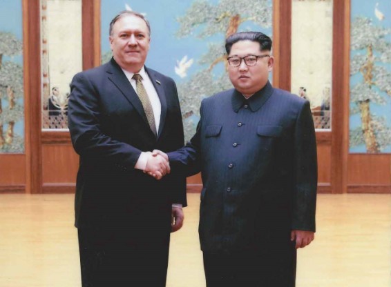 Mike Pompeo durante su reunión con el líder Norcoreano.