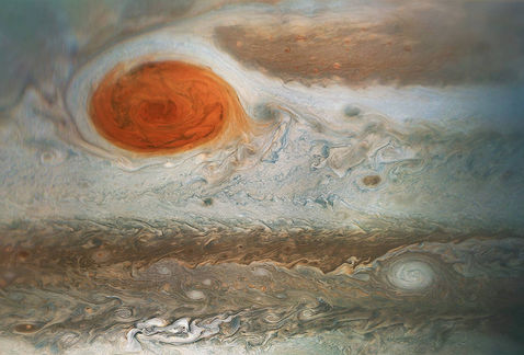 De acuerdo con la agencia espacial estadunidense, la Gran Mancha Roja de Júpiter se hace más alta a medida que reduce su tamaño./NASA