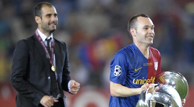 Andrés Iniesta y Pep Guardiola (AFP)