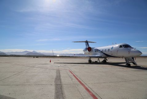 El otro avión fue un jet Gulfstream-IV, de la NOAA, el cual posee dos motores de turbohélice gemelos Rolls Royce Tay 611-8 y está equipado con un rada
