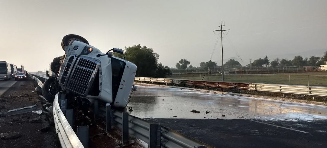 El cierre parcial es a la altura de kilómetro 189+050, con dirección a Veracruz. (Tomada de @PoliciaFedMx)