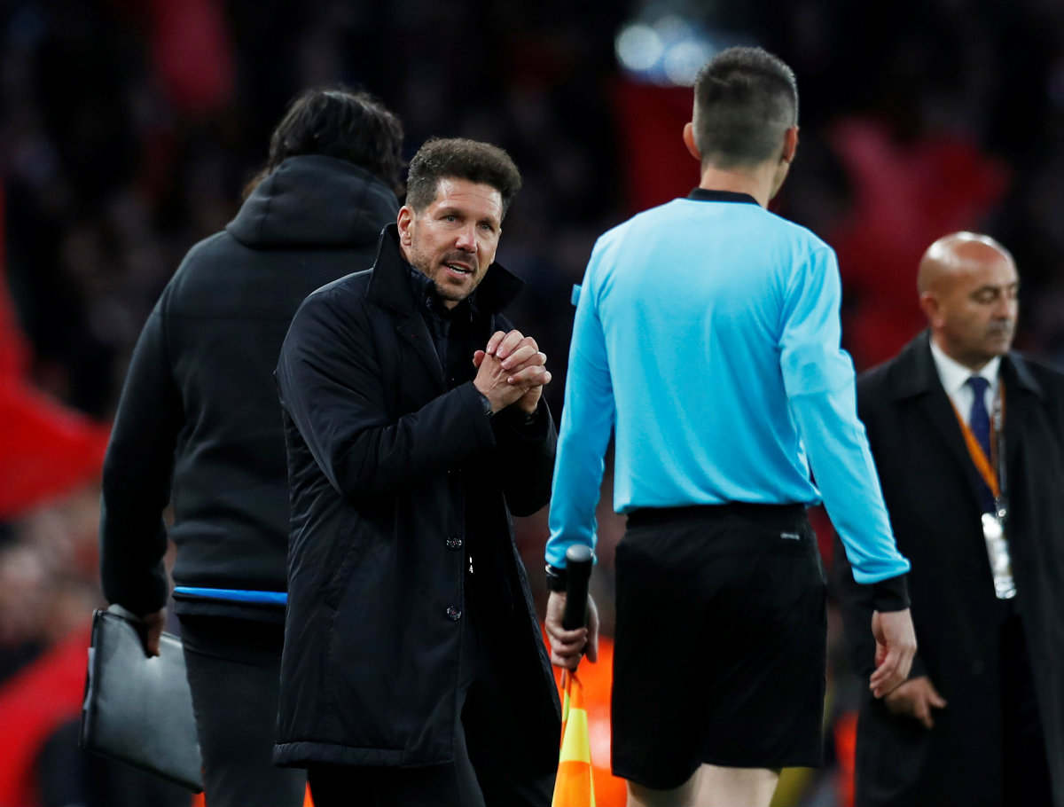 Diego Simeone durante un juego del Atlético de Madrid vs. Arsenal (Reuters)