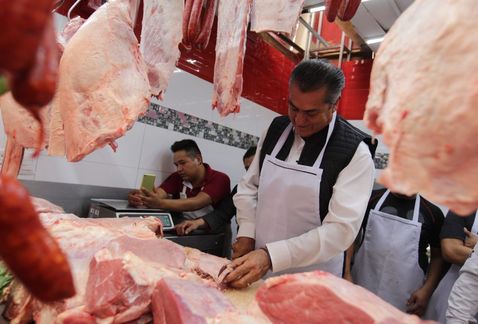 Al finalizar su recorrido por el Mercado de la Cruz, el candidato cortó un trozo de carne en uno de los locales./Omar Franco