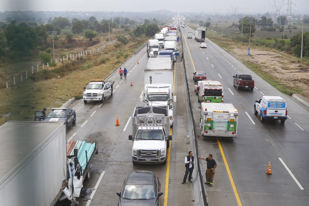 Dos hombres murieron prensados en la cabina del camión de carga donde viajaban al chocar contra un tráiler en el kilómetro 171 de la autopista Puebla-