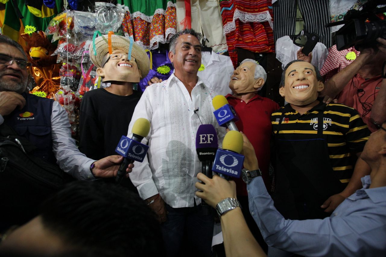 Jaime Rodríguez Calderón, 'El Bronco' durante su recorrido por el Mercado de la República 
