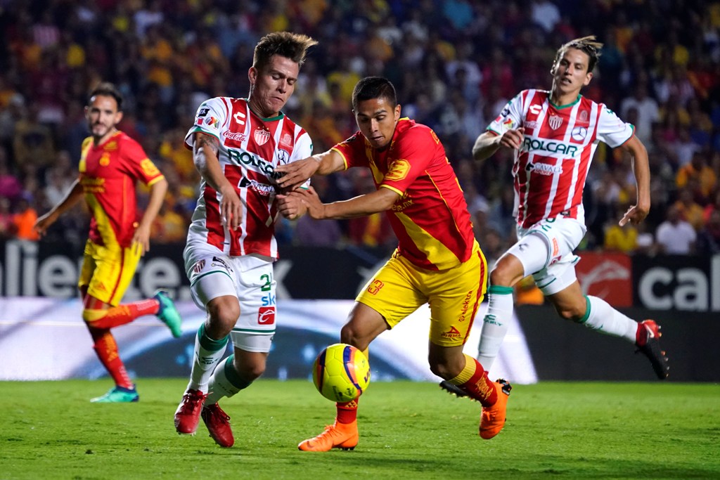 Jugadores de Morelia y Necaxa en disputa por el balón (Imago7)