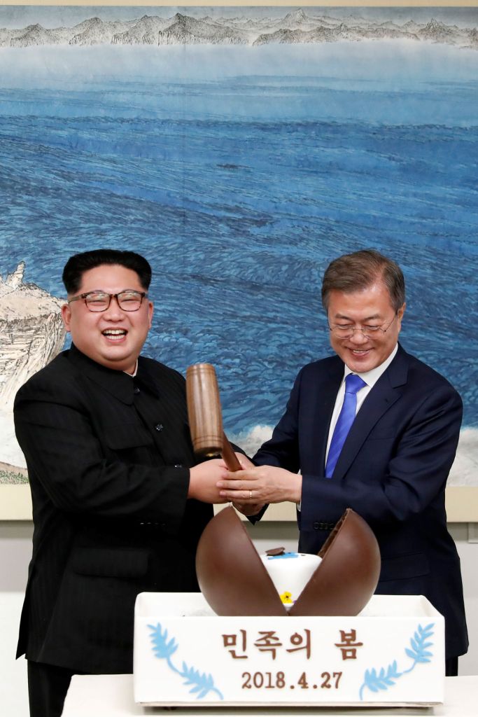 Kim Jong Un y Moon Jae-in abren un pastel para simbolizar el inicio de la reconciliación durante la cena oficial del cumbre intercoreana.