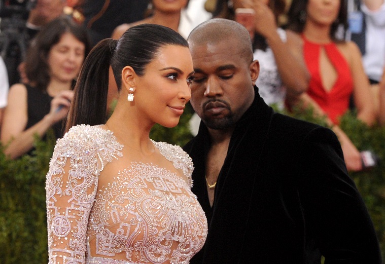 Kim Kardashian se lanzó contra los medios por la forma en que cubrieron la serie de tuits que publicó Kanye a favor de Donald Trump (AP).