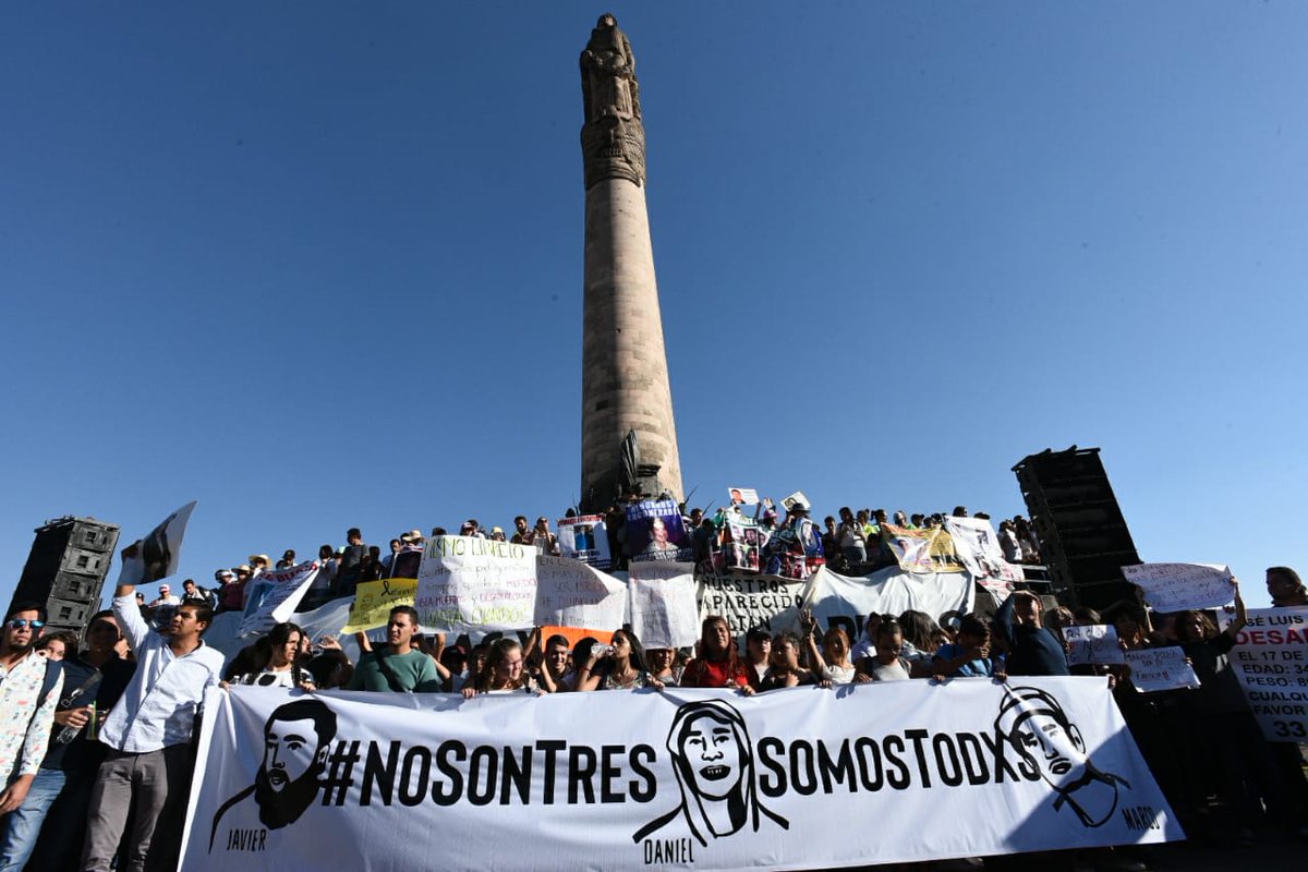 El líder estudiantil dijo que los familiares no han recibido un dictamen que acredite que los estudiantes fueron asesinados. (Tomada de @michuymedina)