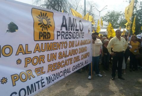 Los perredistas se hicieron presentes en la Plaza de la Mujer, en el centro de García, Nuevo León. (César Cubero)