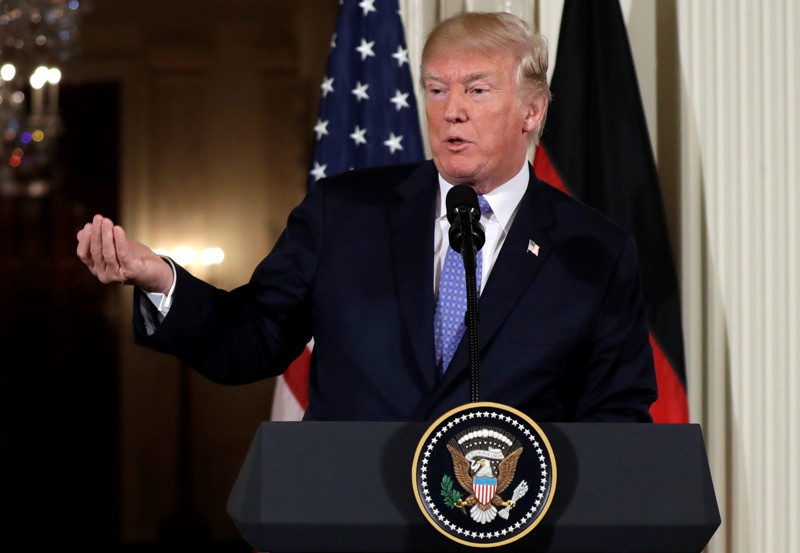 El presidente Donald Trump dijo que la OTAN ayuda más a Europa que a EU. (Reuters)