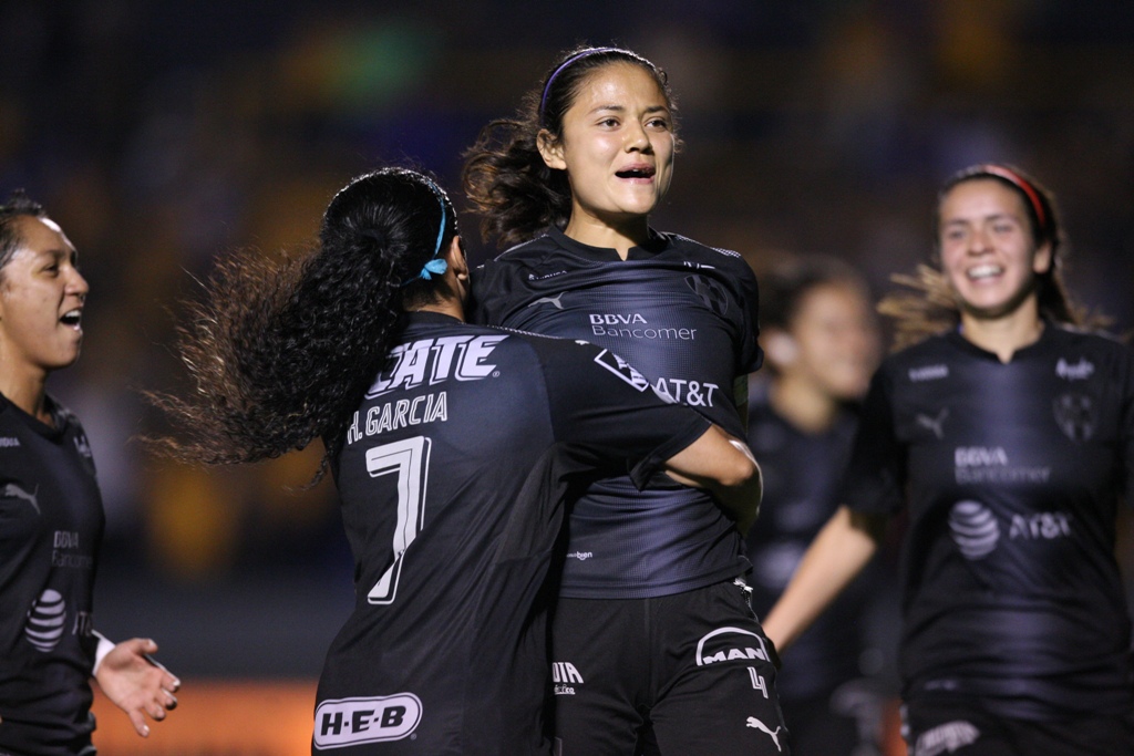 Rebeca Bernal en festejo de gol 