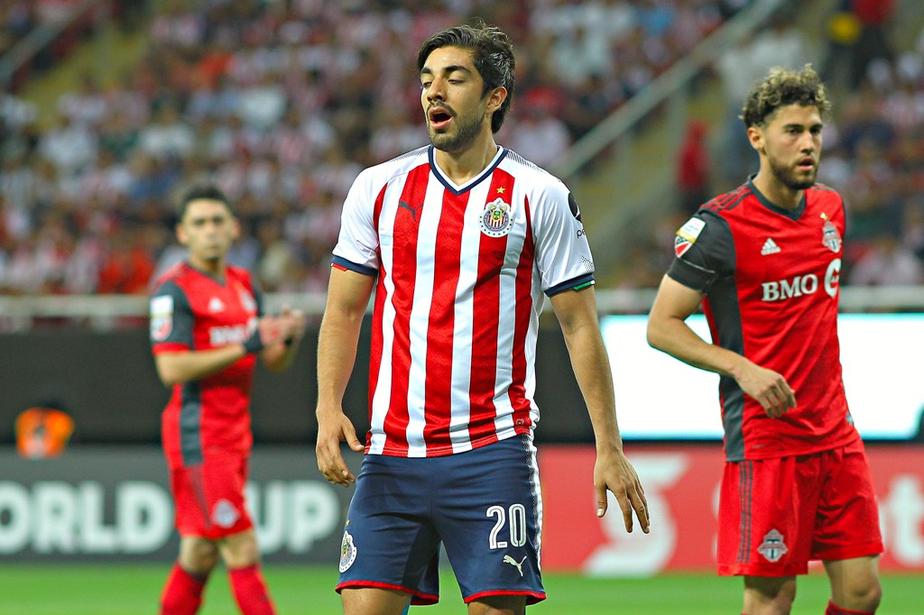 Rodolfo Pizarro, jugador de Chivas en lamento (Imago7)