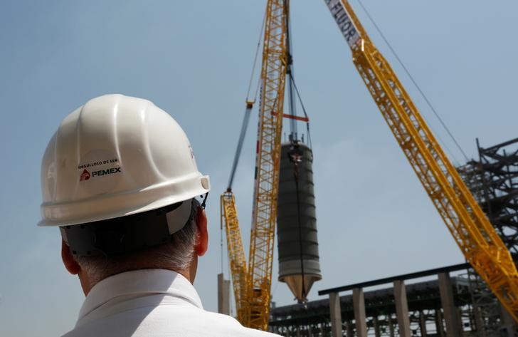 Un hombre trabajando en instalaciones de Pemex / Reuters