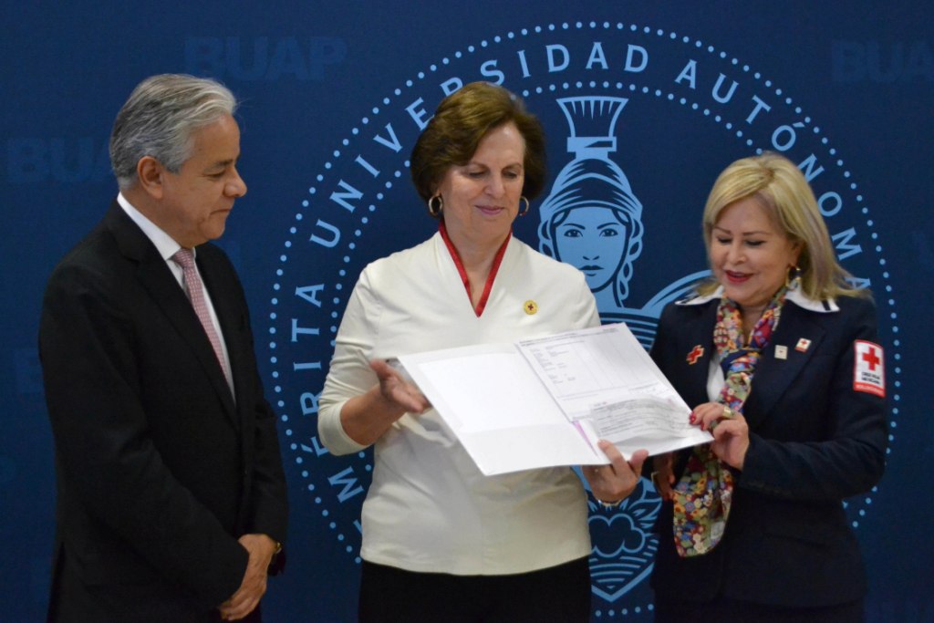 La Universidad Autónoma de Puebla (UAP) entregó a la Cruz Roja Mexicana, delegación Puebla, su donativo correspondiente a la Colecta 2018 
