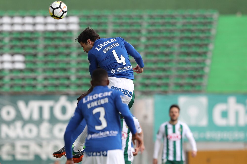 Antonio 'Pollo' Briseño disputando un balón (Twitter @pollobv)