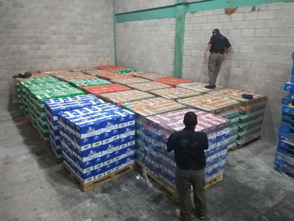 La leche fue recuperada en una bodega de la central de abasto.