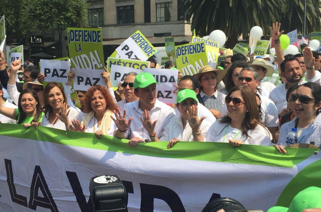 Mikel encabeza la séptima 'Marcha por la Vida' acompañado de su esposa Jimena Galindo.