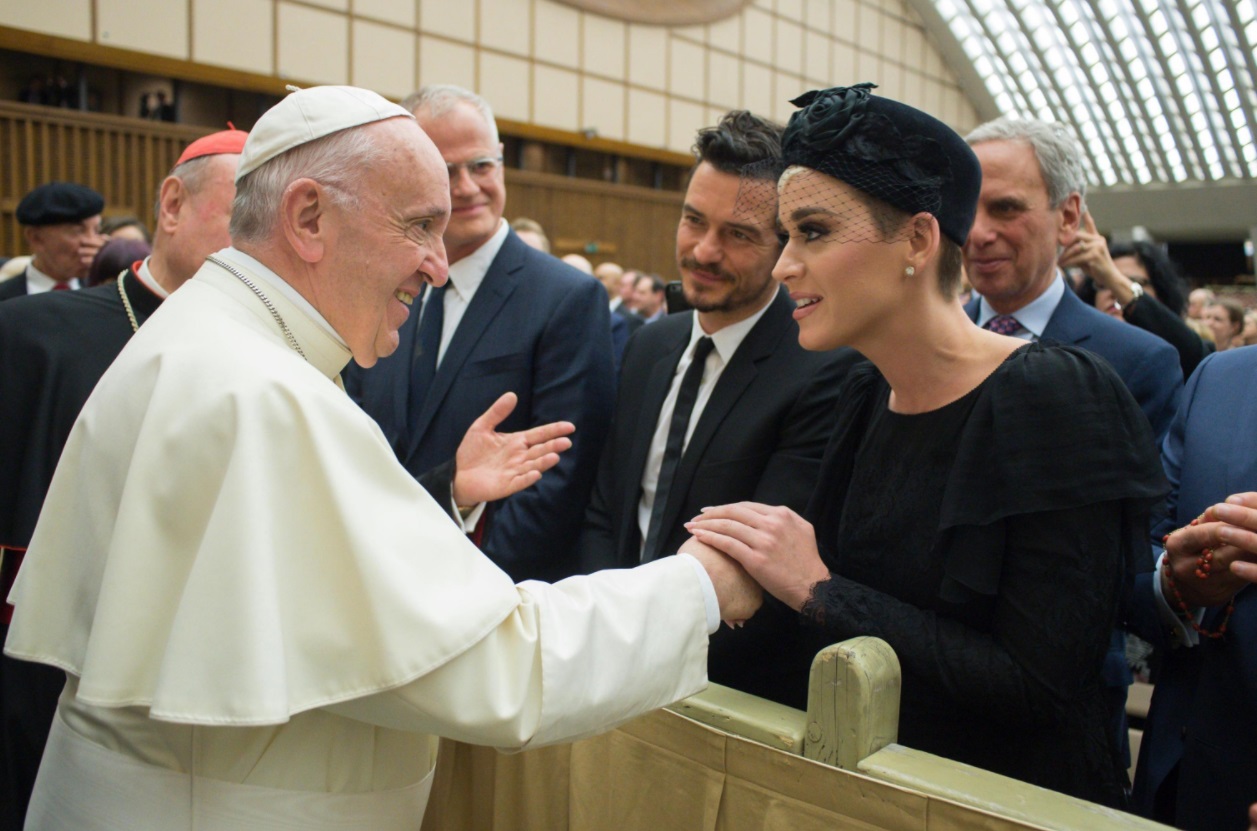  El papa saludó a Katy Perry y Orlando Bloom en el Vaticano.