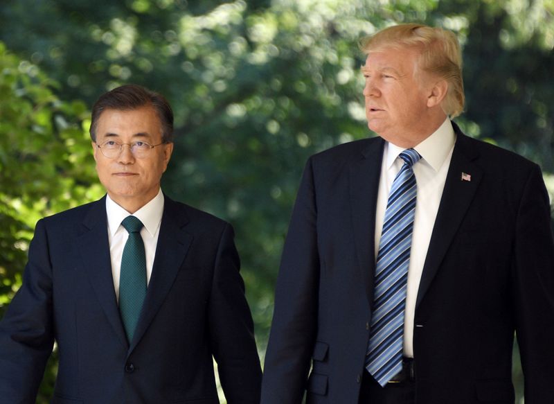 El presidente Donald Trump en un encuentro con el presidente Moon Jae-in en la Casa Blanca, en 2017. (AFP)