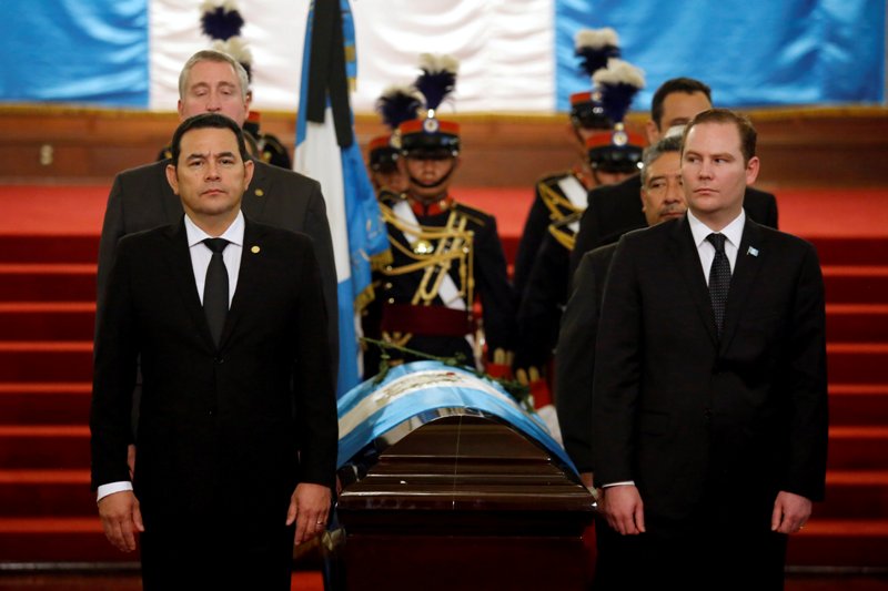 El presidente Jimmy Morales y el congresista Álvaro Arzú Escobar hacen guardia junto al ataúd del fallecido mandatario. (Reuters)