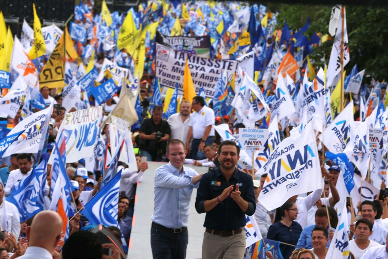 El aspirante a la gubernatura de Veracruz, Miguel Ángel Yunes Márquez, arrancó su campaña con música de Merenglass.