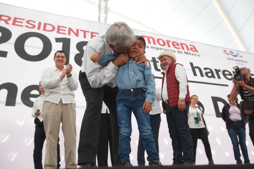 Andrés Manuel López Obrador besa a un niño al finalizar un mitin en Gómez Palacio, Durango.