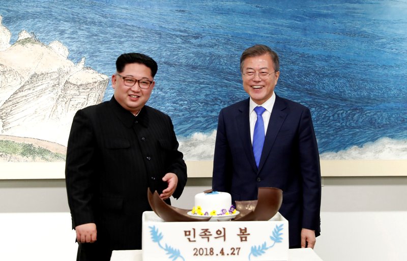 La casa de apuestas británica Coral da a Kim (izq.) y Moon como favoritos para el próximo Nobel de la Paz, que se anuncia en octubre.