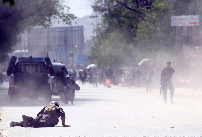 El doble atentado suicida coordinado sacudió el centro de Kabul dejando varios muertos. (AP/Massoud Hossaini)